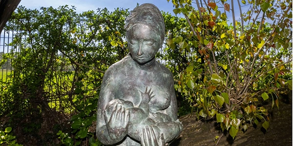 Giuliana Nuvoli, “Le statue femminili nel paesaggio urbano. Del caso milanese sulla statua di Vera Omodeo, ‘Dal latte materno veniamo’ “, in “Vitamine vaganti”, 13 aprile 2024.